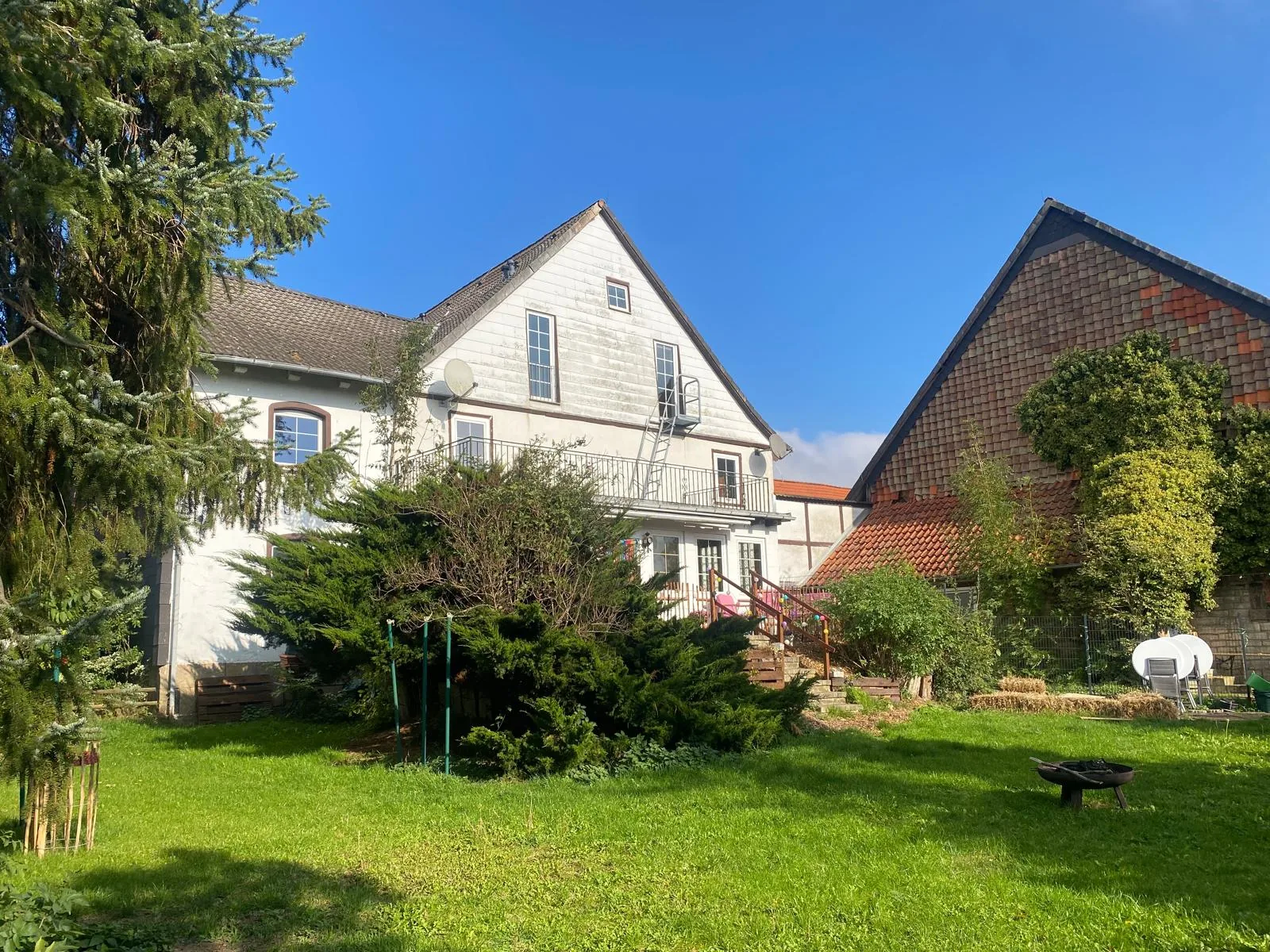 Haus und grüner Garten in Steinlah